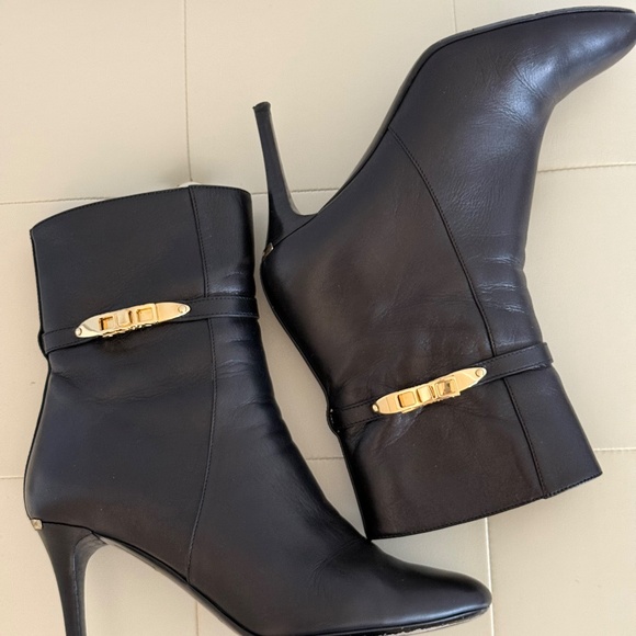 USED AUTHENTIC BURBERRY HERITAOE LOCK HAINAULT 85 ANKLE BOOT, BLACK, SIZE 6 - Picture 6 of 16